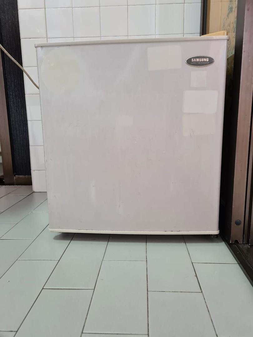 Samsung mini fridge, TV & Home Appliances, Kitchen Appliances