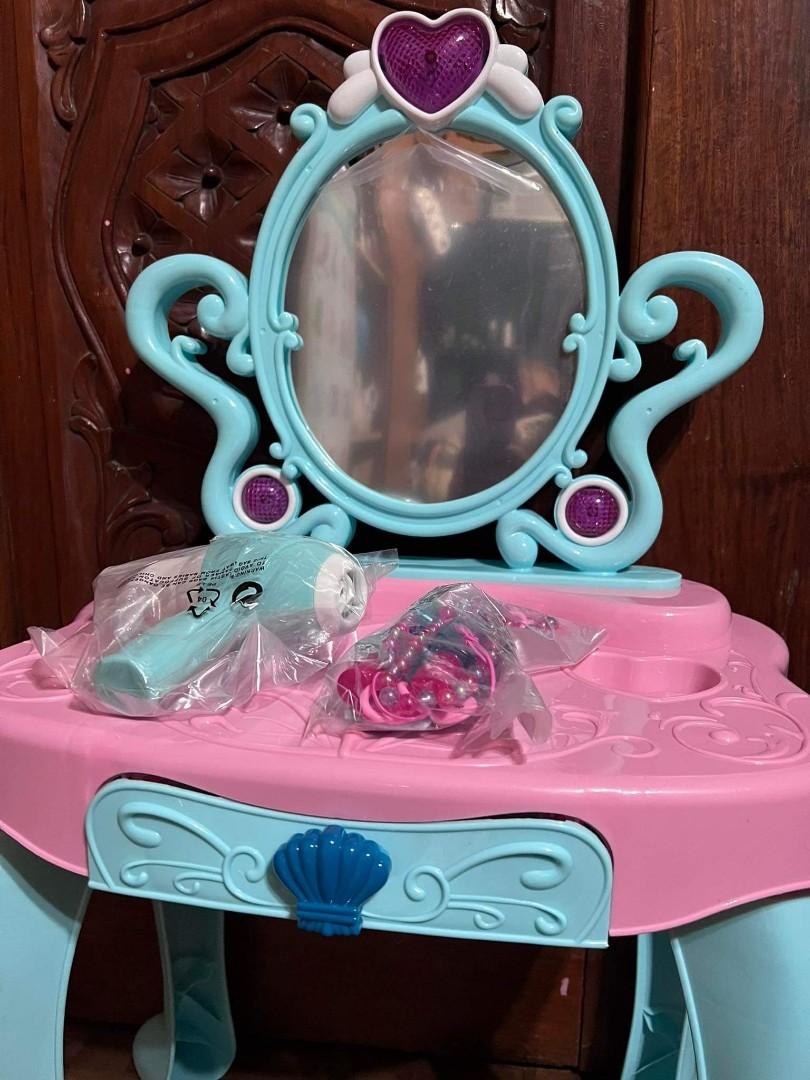 Vanity Set (Category: Makeup) located in Paranaque City. Submitted by kaelstoypalace (Listing ID 1131407186, Image 1). Description: Vanity Set Brand new from mall pull out sale No box Very good condition No return/ no exchange/ no refund once sold.