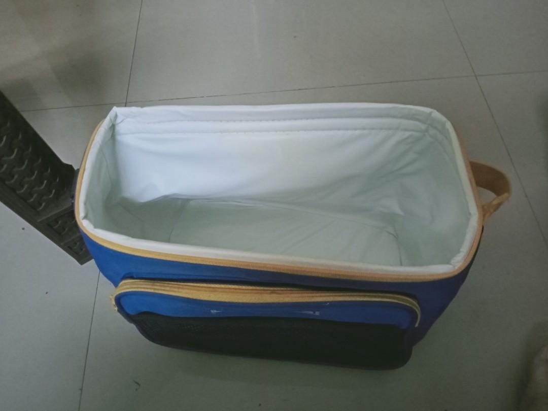 2pcs soft ice box by axis (Category: Gift Baskets & Hampers) located in Malabon City. Submitted by karlovizu (Listing ID 1131622331, Image 3). Description: 2pcs soft ice box pag walang laman pede ipasok ung pink sa loob ng blue new na stock lang.