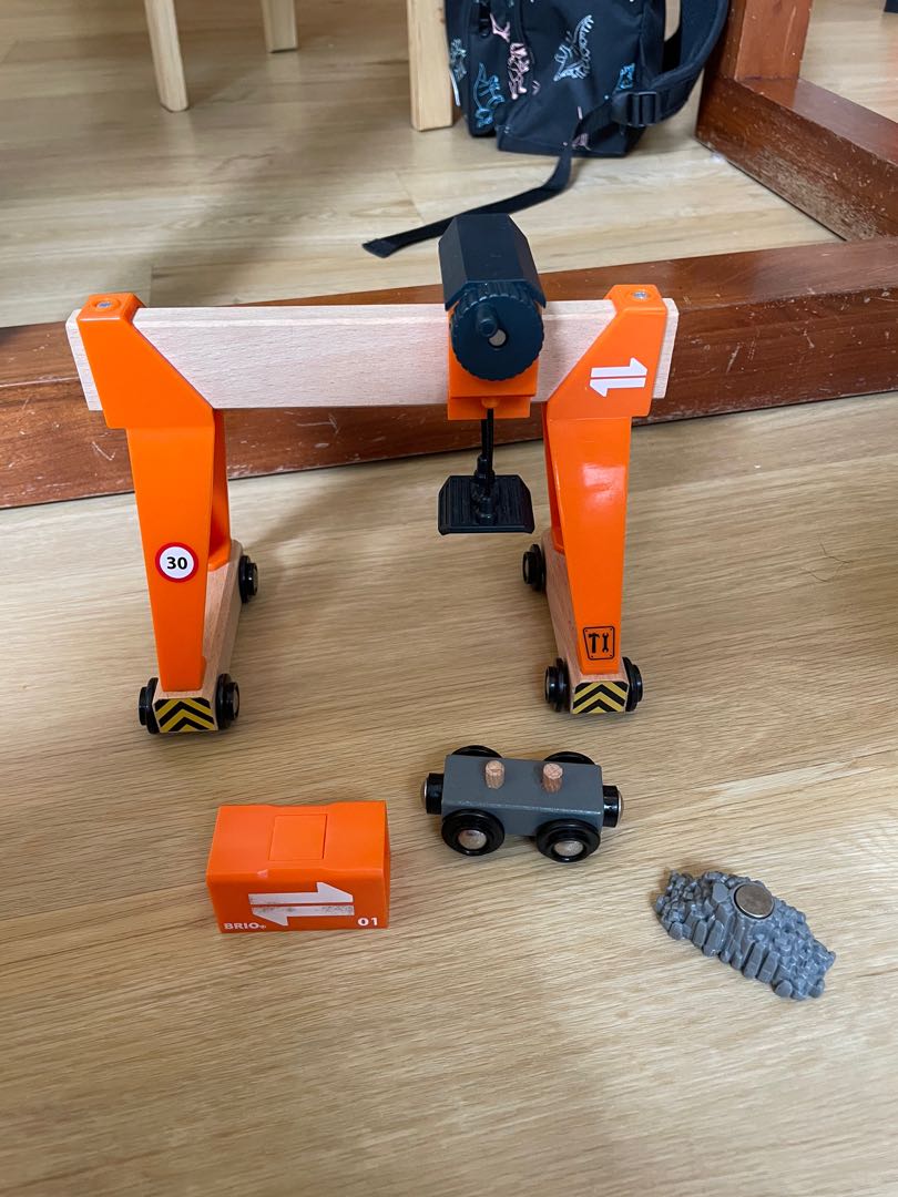 Brio Gantry Crane Gate Crane toy for 2 to 4 yr old, Hobbies & Toys