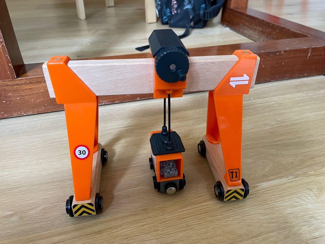 Brio Gantry Crane Gate Crane toy for 2 to 4 yr old, Hobbies & Toys