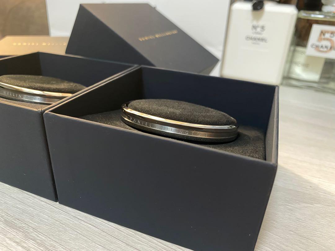 [全新正貨] Daniel Wellington 情侶手鐲 聖誕節禮物 生日禮物 記念日禮物 情人節禮物 情侶禮物 （分類：手鍊）位於 Hong Kong。 由 molamola404 提交（商品編號 1131590733，圖片 3）。簡介： $350@1 $500@2 *全新、連盒、紙袋 *size S / M 各一 *官方原價$680@1 *100%正貨 在海港城買的。