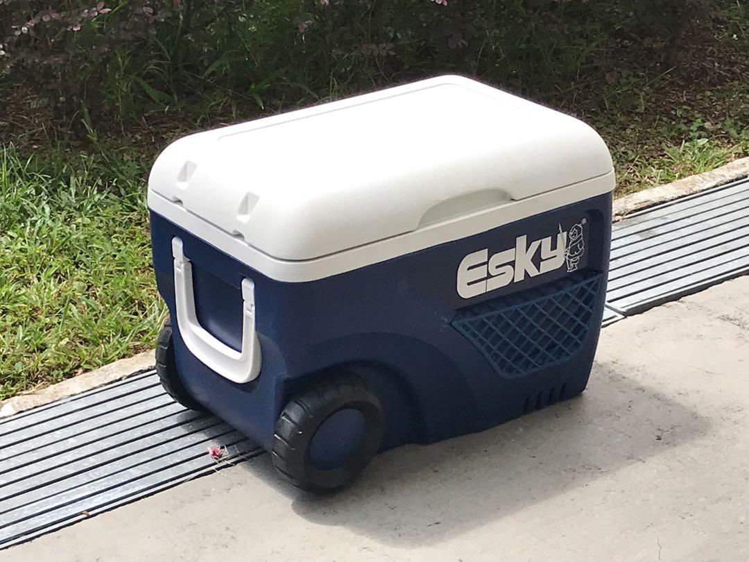 (RESV 92) ESKY Cooler Box on Wheels 65L , Sports Equipment, Fishing on