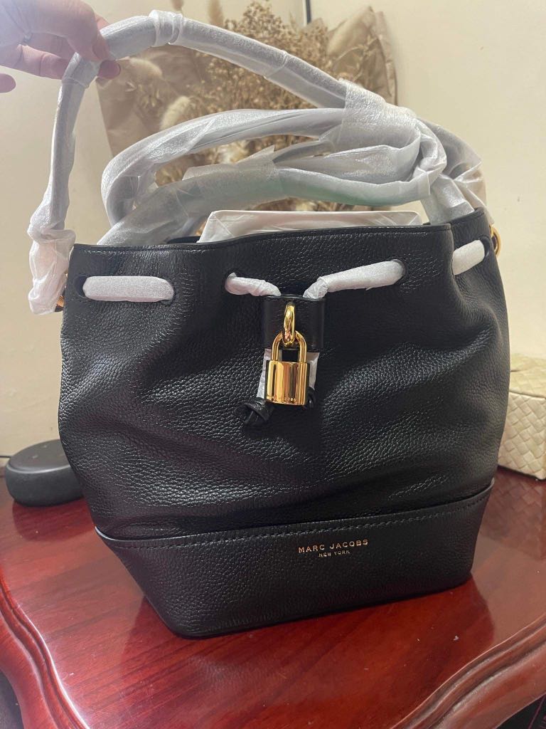 Marc jacobs lock that bucket bag 2025