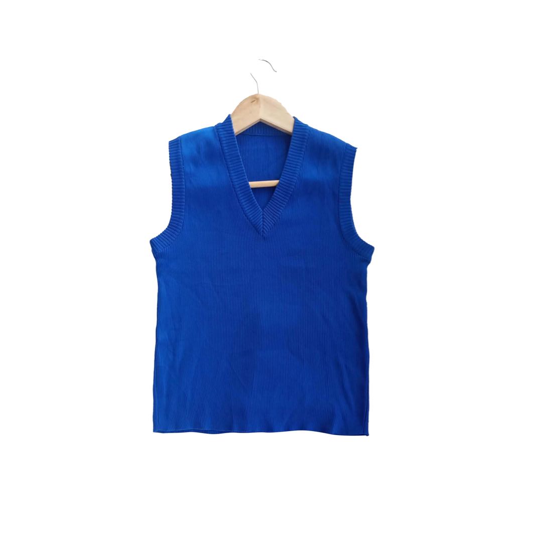 blue vest
