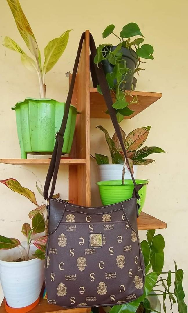 St scott sling bag top