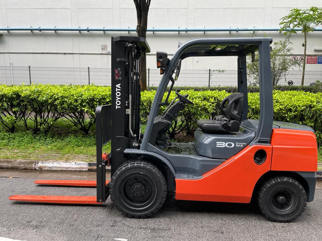 Toyota 3 ton diesel forklift, Everything Else on Carousell