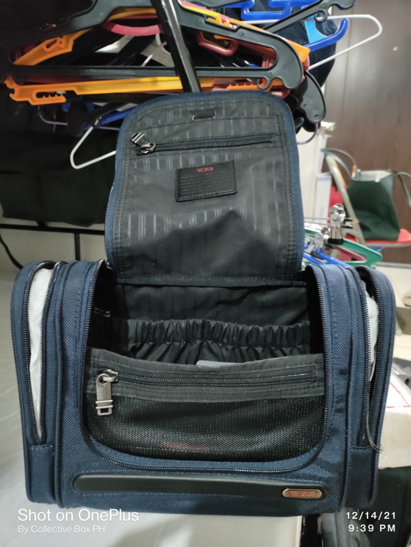 tumi hanging travel kit