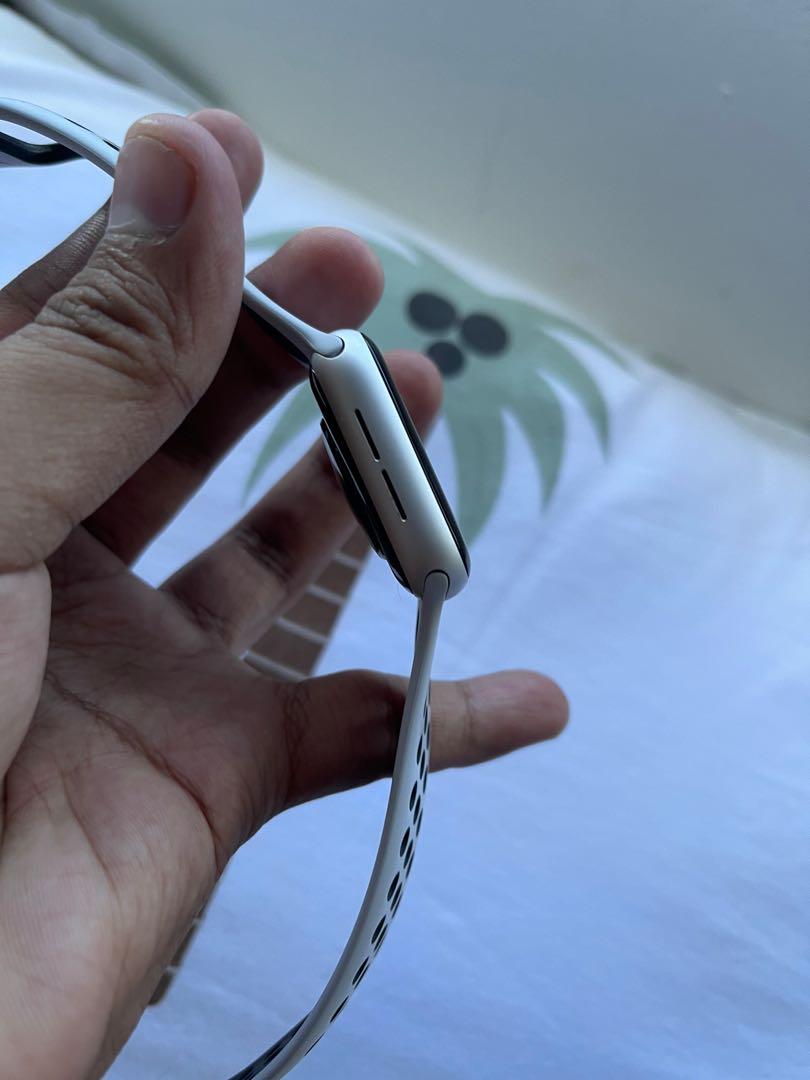 Urgent nak jual Apple Watch Nike SE Silver 40mm Mobile Phones