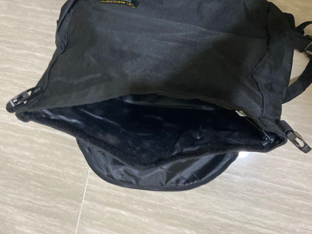 Backpack （分類：背包）位於 Hong Kong。 由 awwe244 提交（商品編號 1131821607，圖片 3）。簡介： Purchased from Japan, waterproof, never used. You can buckle up the backpack on your motorcycle. Size (approximately): 25cm (350cm; extended)height x 30cm width。