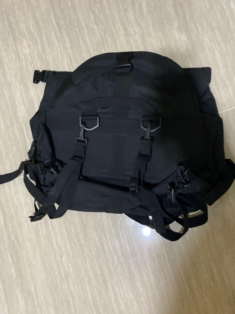 Backpack （分類：背包）位於 Hong Kong。 由 awwe244 提交（商品編號 1131821607，圖片 4）。簡介： Purchased from Japan, waterproof, never used. You can buckle up the backpack on your motorcycle. Size (approximately): 25cm (350cm; extended)height x 30cm width。