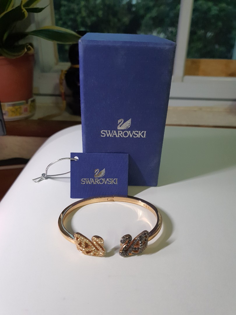 Facet store swan bangle