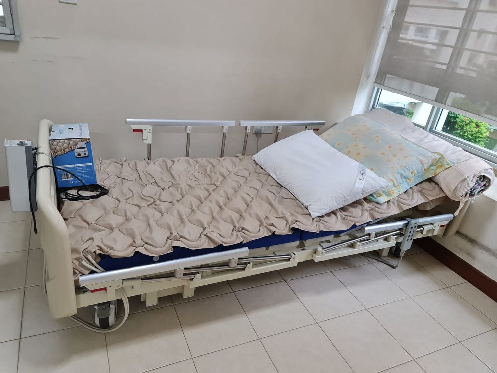 Used Hospital Bed + Air Mattress, Health & Nutrition, Medical Supplies