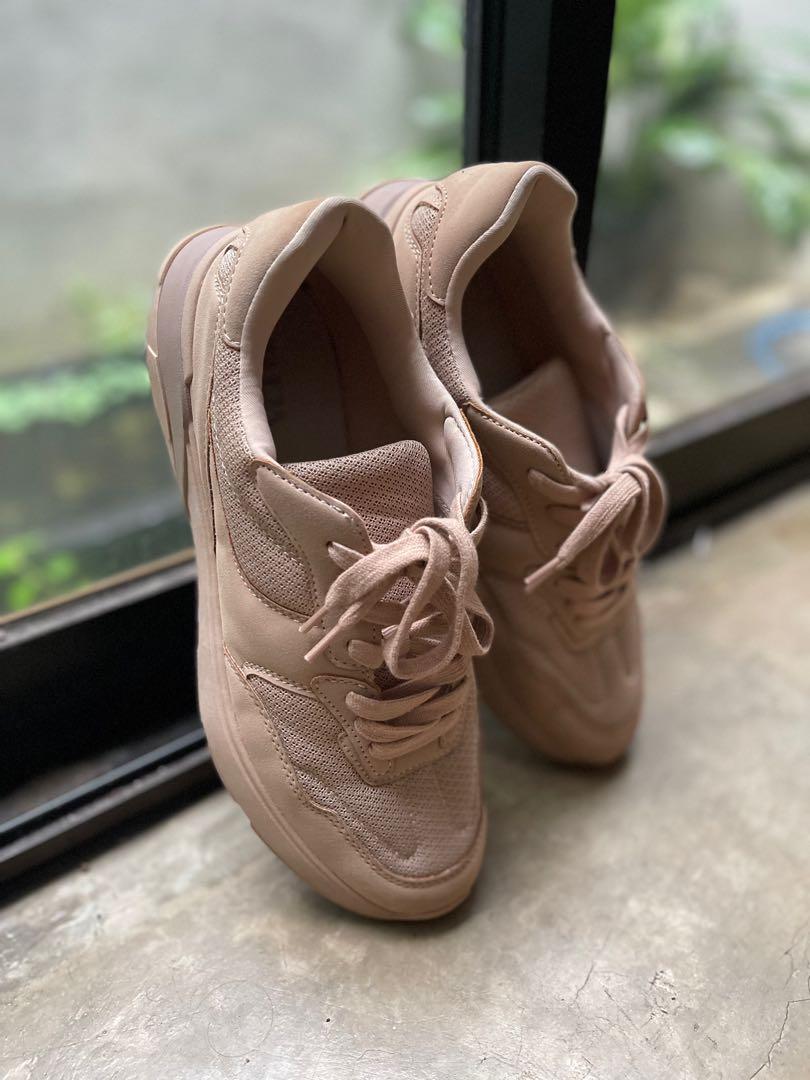 contrast trainers zara