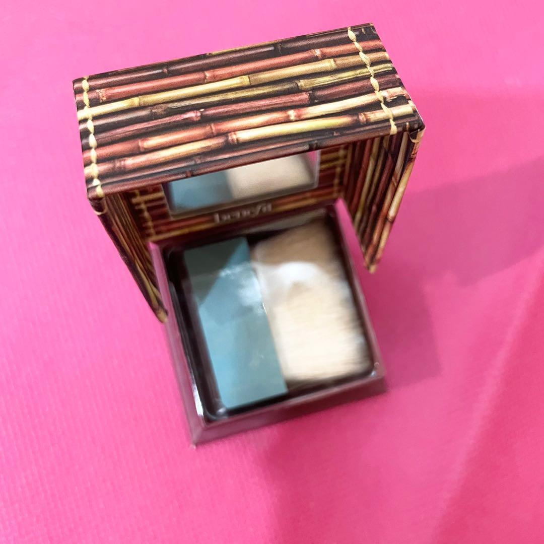 AUTHENTIC Benefit cosmetics hoola matte bronzer with brush and mirror (Category: Makeup) located in Pasig City. Submitted by vanityboutique (Listing ID 1131901378, Image 3). Description: Pm for more details Brand new and authentic Selling low and affordable One of the best selling brands in the makeup skincare world .