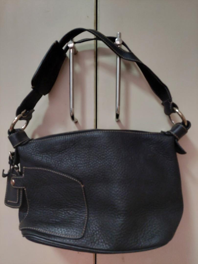 BALLY ladies leather shoulder bag (Category: Luxury Bags & Wallets) located in Manila. Submitted by jen.jen11 (Listing ID 1131875112, Image 1). Description: bought in US $550. never used. BALLY brand black leather bag with dustbag..