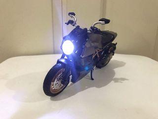 Ducati Diavel 1:12 scale motorcycle diecast