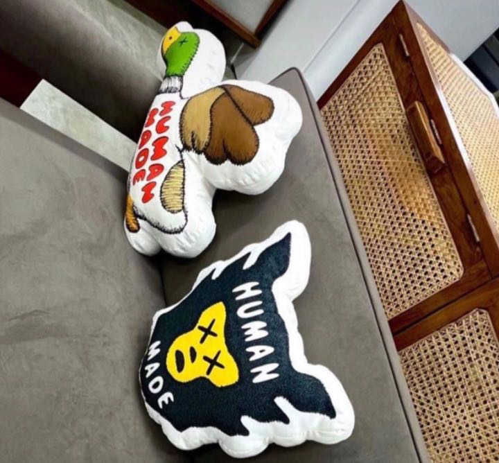 KAWS MADE CUSHIONboxlogoc - クッション・座布団