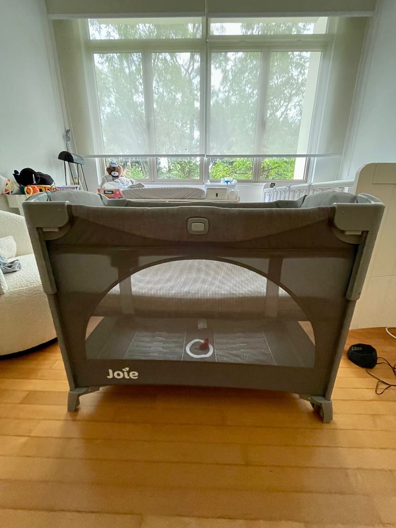 Joie Kubbie Sleep Travel Cot + mattress + travel bag + 4 sheets + 2