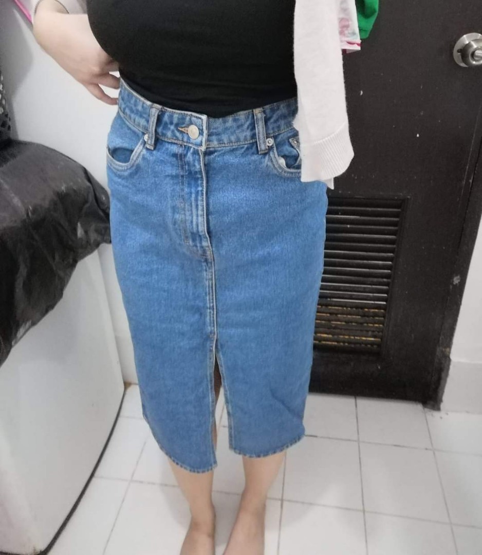 Zara midi denim skirt, Women's Fashion, Bottoms, Skirts on Carousell