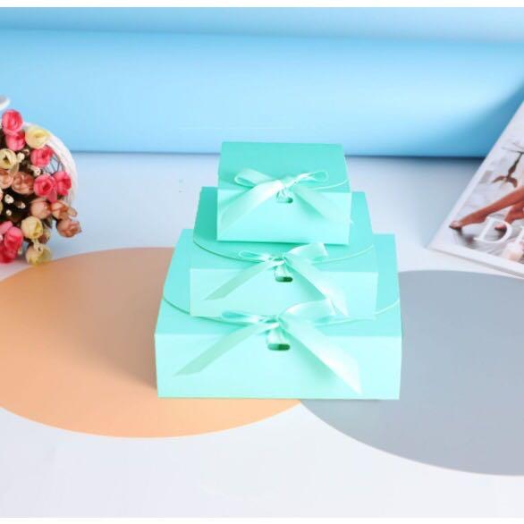 CLAMSHELL PASTRY GIFT BOX (Category: Storage Boxes & Baskets) located in Malabon City. Submitted by heyitskhen (Listing ID 1132109823, Image 2). Description: White, Brown, Black, Pink and Mint green Small 11x11x5cm -25 each Medium 17x-17x5cm-29 each Medium 1-24x24x6cm-33 each Large 27x20x8cm-36 each XL- 31x26x8cm-45 each .