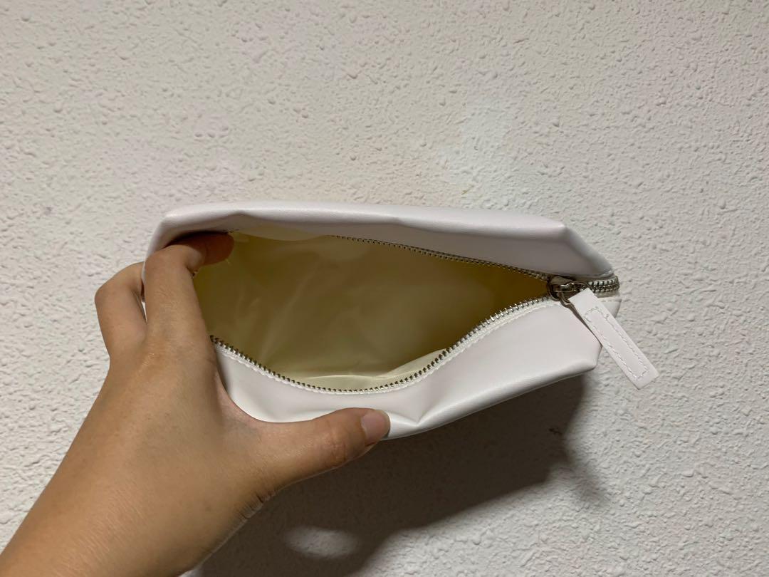 Makeup pouch (Category: Purses & Pouches) located in Singapore. Submitted by c10oudwalker (Listing ID 1132034332, Image 2). Description: .