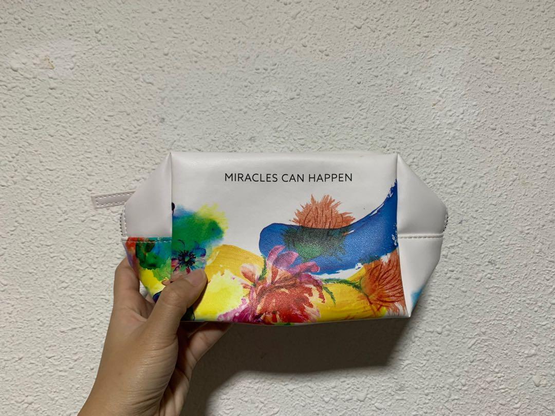 Makeup pouch (Category: Purses & Pouches) located in Singapore. Submitted by c10oudwalker (Listing ID 1132034332, Image 3). Description: .