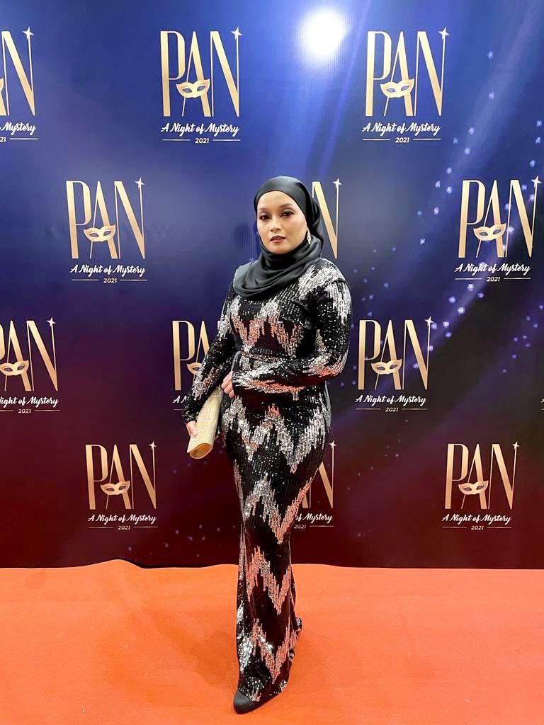 Dress red carpet online muslimah