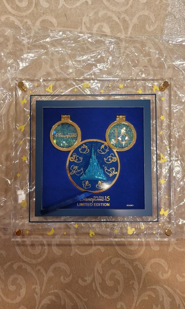 香港迪士尼樂園 HKDL 15周年 – 「奇妙回憶」限量珍寶徽章 Limited Edition LE250 連精美展示架 米奇 Mickey 米妮 Minnie 布魯托 Pluto 高飛 Goofy 唐老鴨 Donald Duck 黛絲 Daisy 大鼻 鋼牙 ChipnDale pin （分類：動漫角色周邊）位於 Hong Kong。 由 hugoyy 提交（商品編號 1132307257，圖片 1）。簡介： 香港迪士尼樂園 HKDL 15周年 – 「奇妙回憶」限量珍寶徽章 Limited Edition 限量250隻 LE250 連精美展示架 米奇 Mickey 米妮 Minnie 布魯托 Pluto 高飛 Goofy 唐老鴨 Donald Duck 黛絲 Daisy 大鼻 鋼牙 ChipnDale pin。