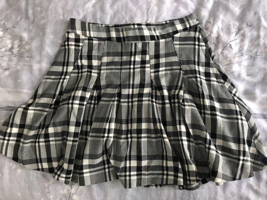 H&m pleated skirt store black and white