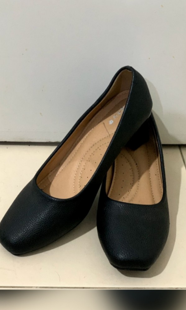 comfortable black court shoes