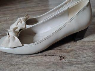 BN easy-to-match beige leather shoe