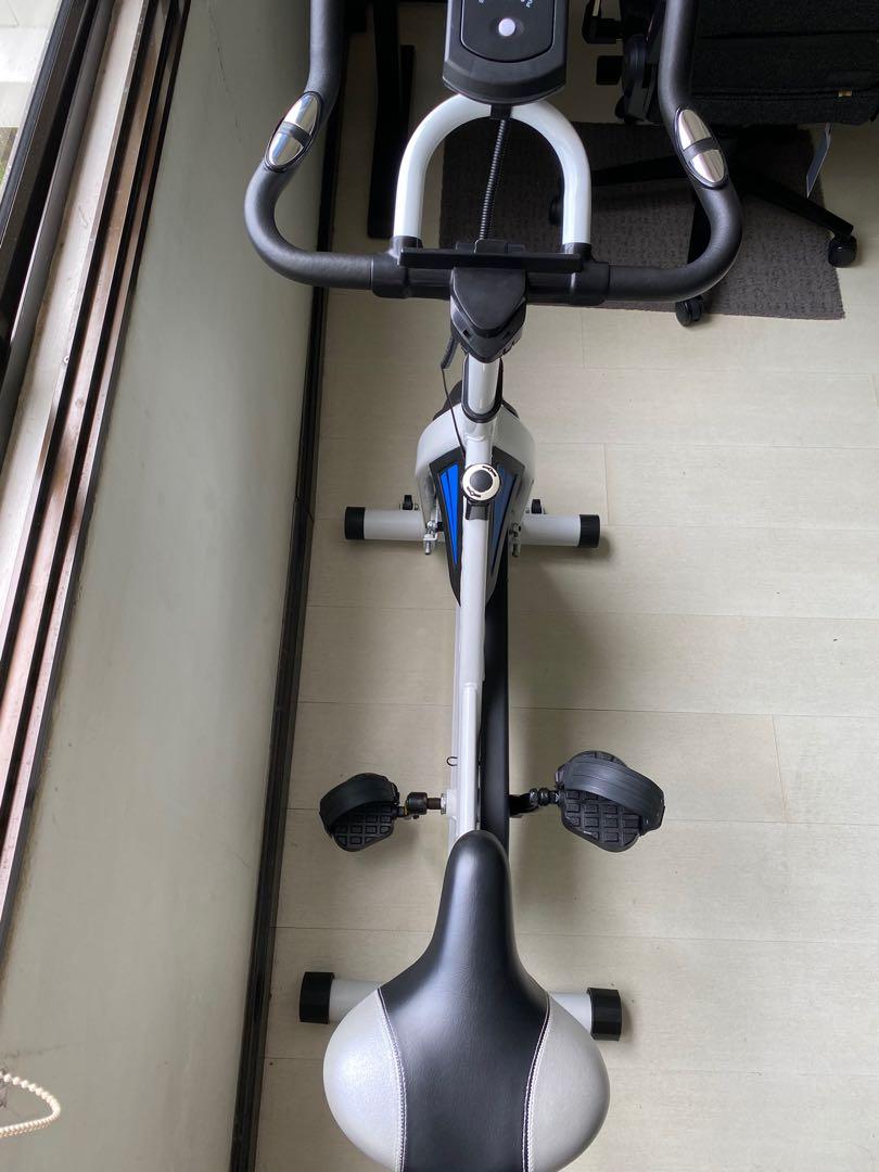IDeer life Basic Spin Bike Sports Equipment Exercise Fitness Cardio Fitness Machines on Carousell