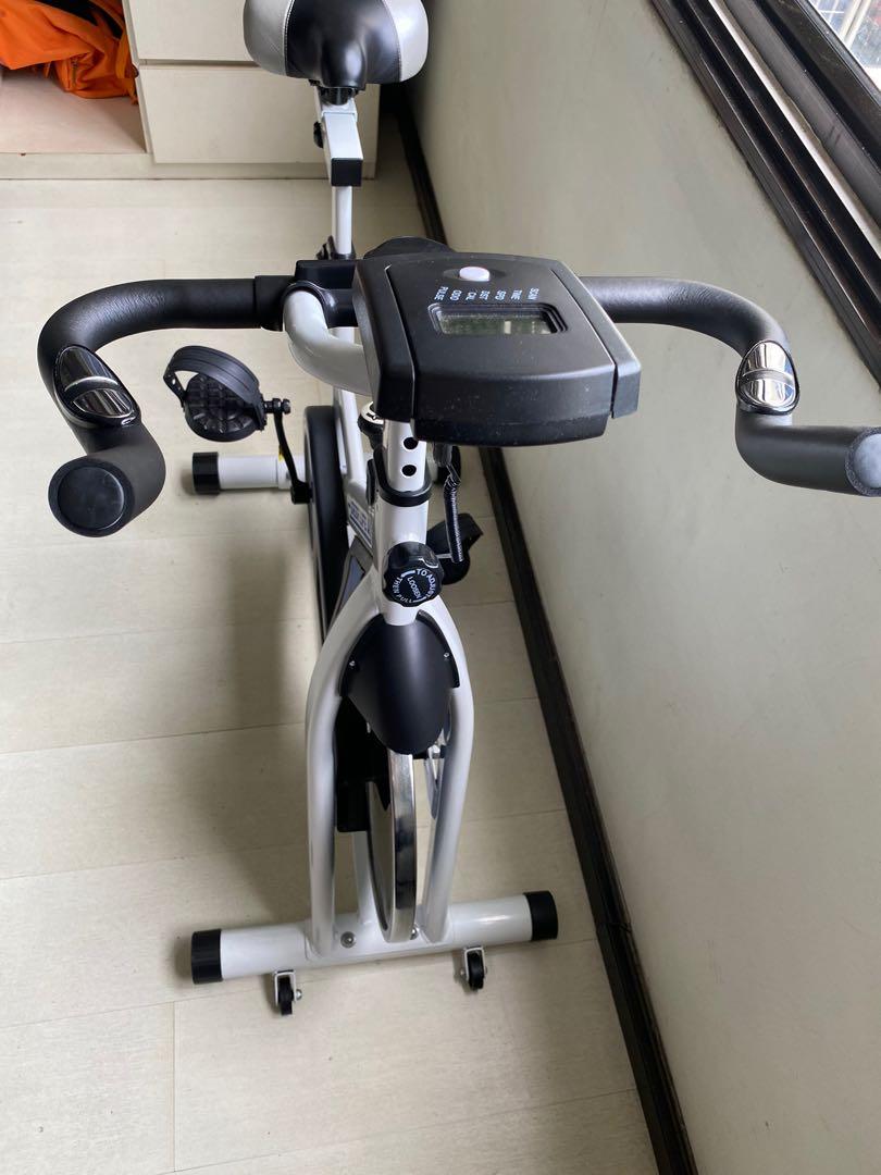 IDeer life Basic Spin Bike Sports Equipment Exercise Fitness Cardio Fitness Machines on Carousell