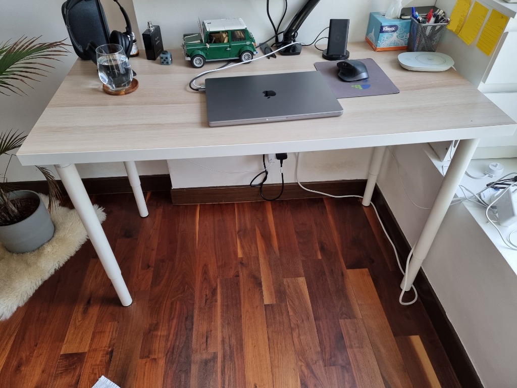 Linnmon desk outlet