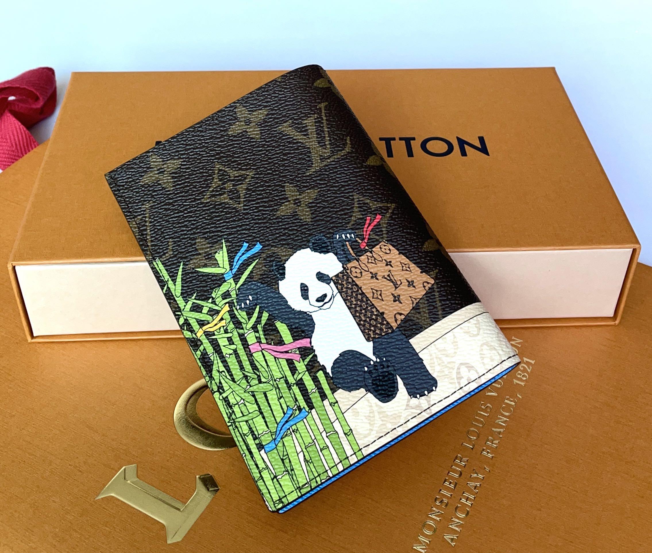 Louis Vuitton LV passport cover Xmas animation Multiple colors Leather  ref.384777 - Joli Closet