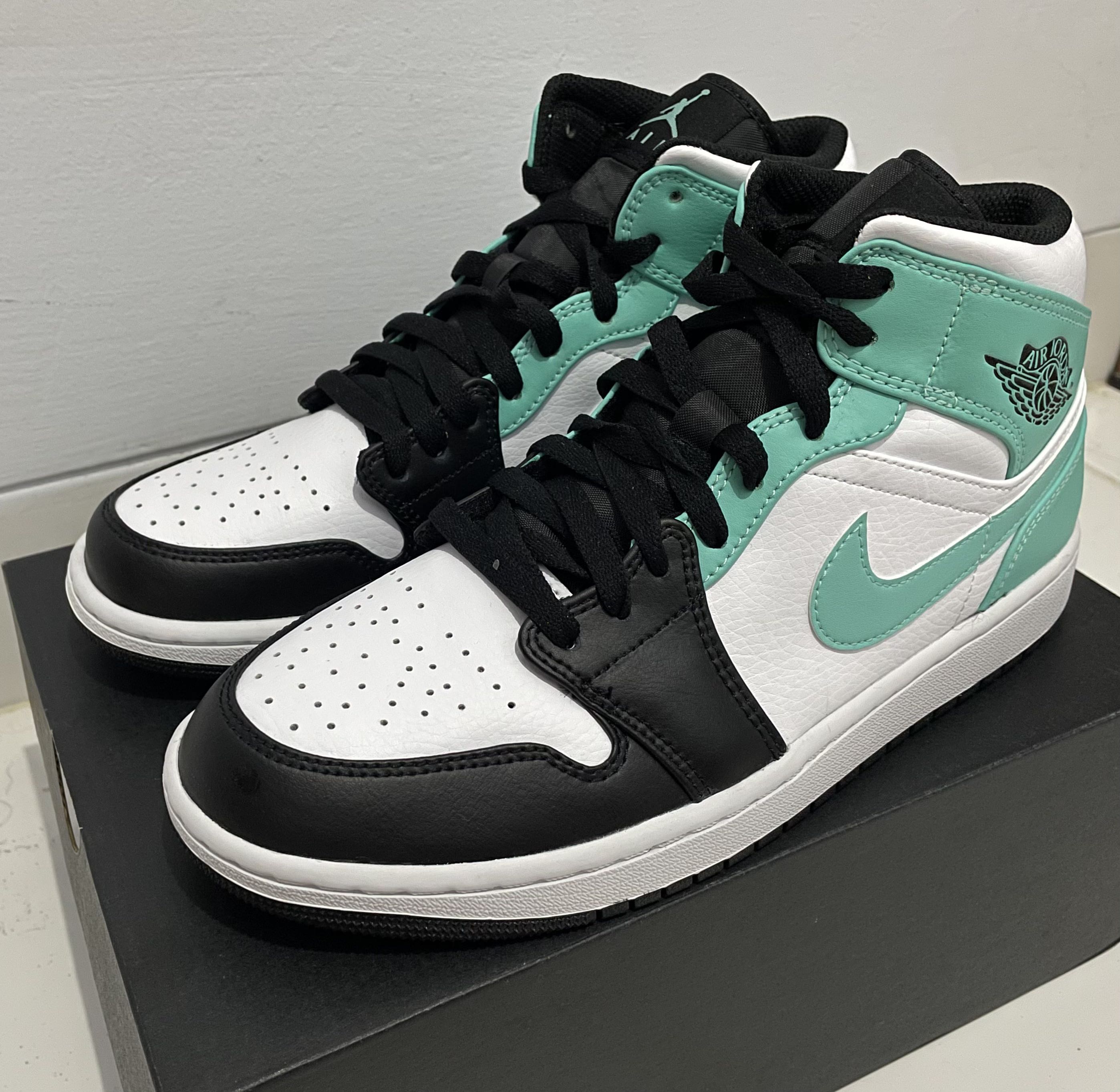 Air Jordan 1 Mid Tropical Twist Igloo 