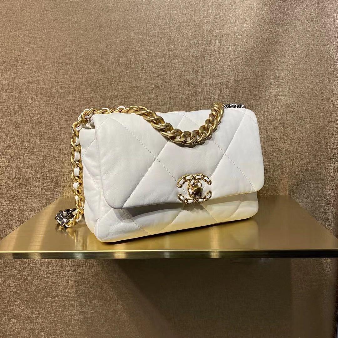 🎄🤍🖤💯Chanel 19 small flap white - unused