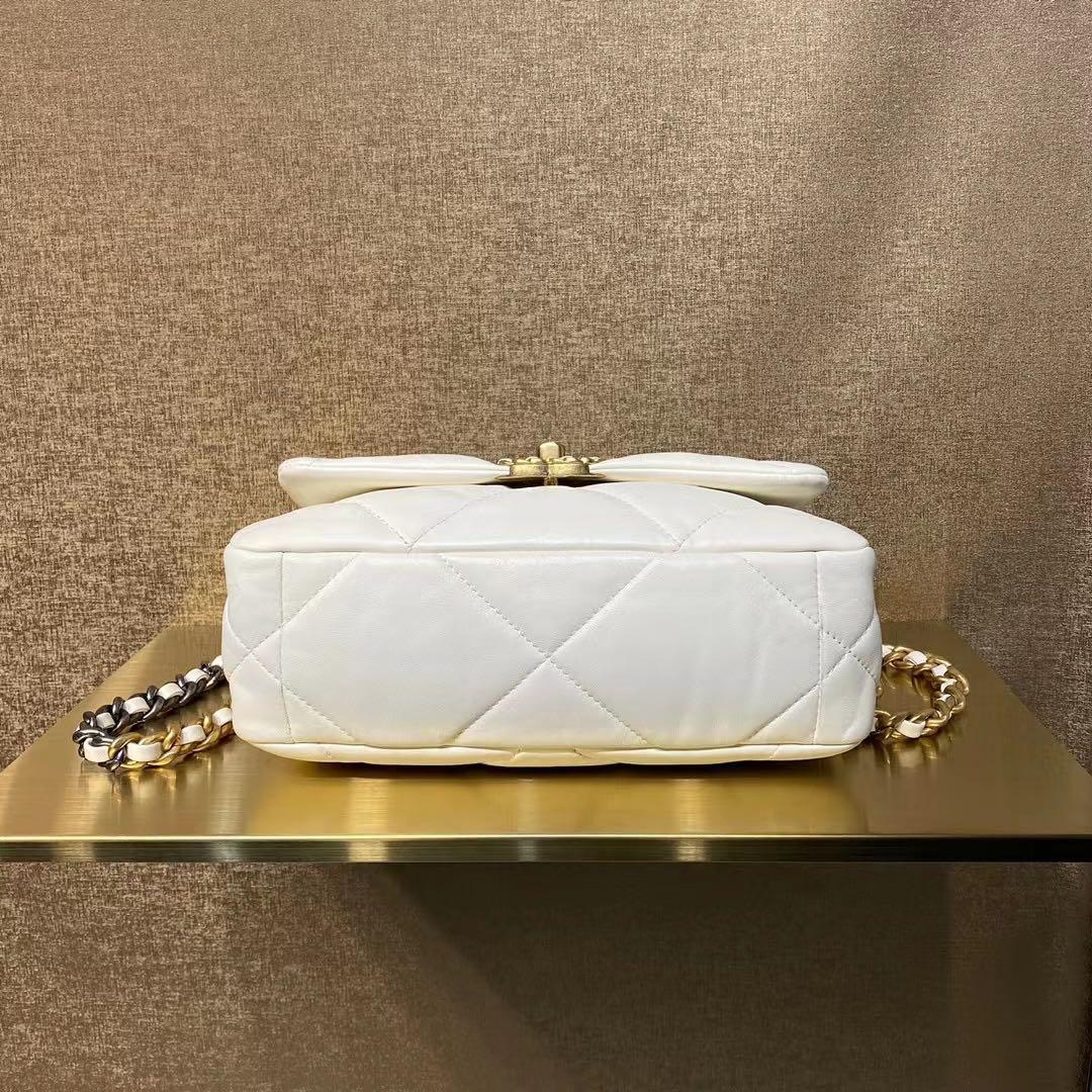 🎄🤍🖤💯Chanel 19 small flap white - unused