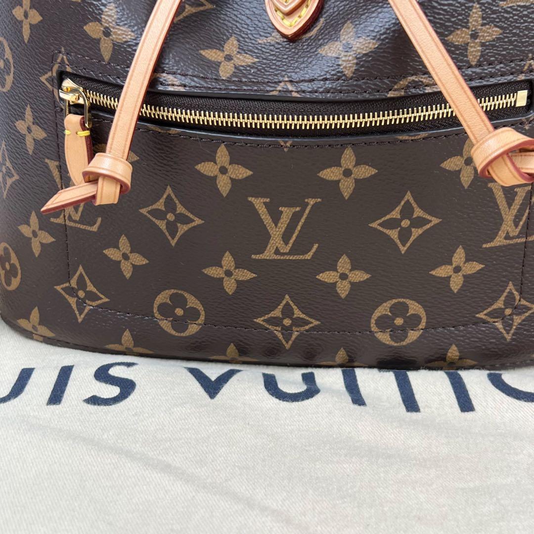 Louis Vuitton LV Montsouris NM Monogram Backpack (Category: Luxury Bags & Wallets) located in Paranaque City. Submitted by sugahmomma (Listing ID 1132480960, Image 3). Description: Louis Vuitton Monogram Monstouris NM SKU M43431 ✨Authentic and Genuine, RARE limited edition piece, Sold out and discontinued From my personal collection ✨9.5/10 Gently worn. Perfect corners, glazing and structure. Interior is very clean. Light patina on vachetta leath