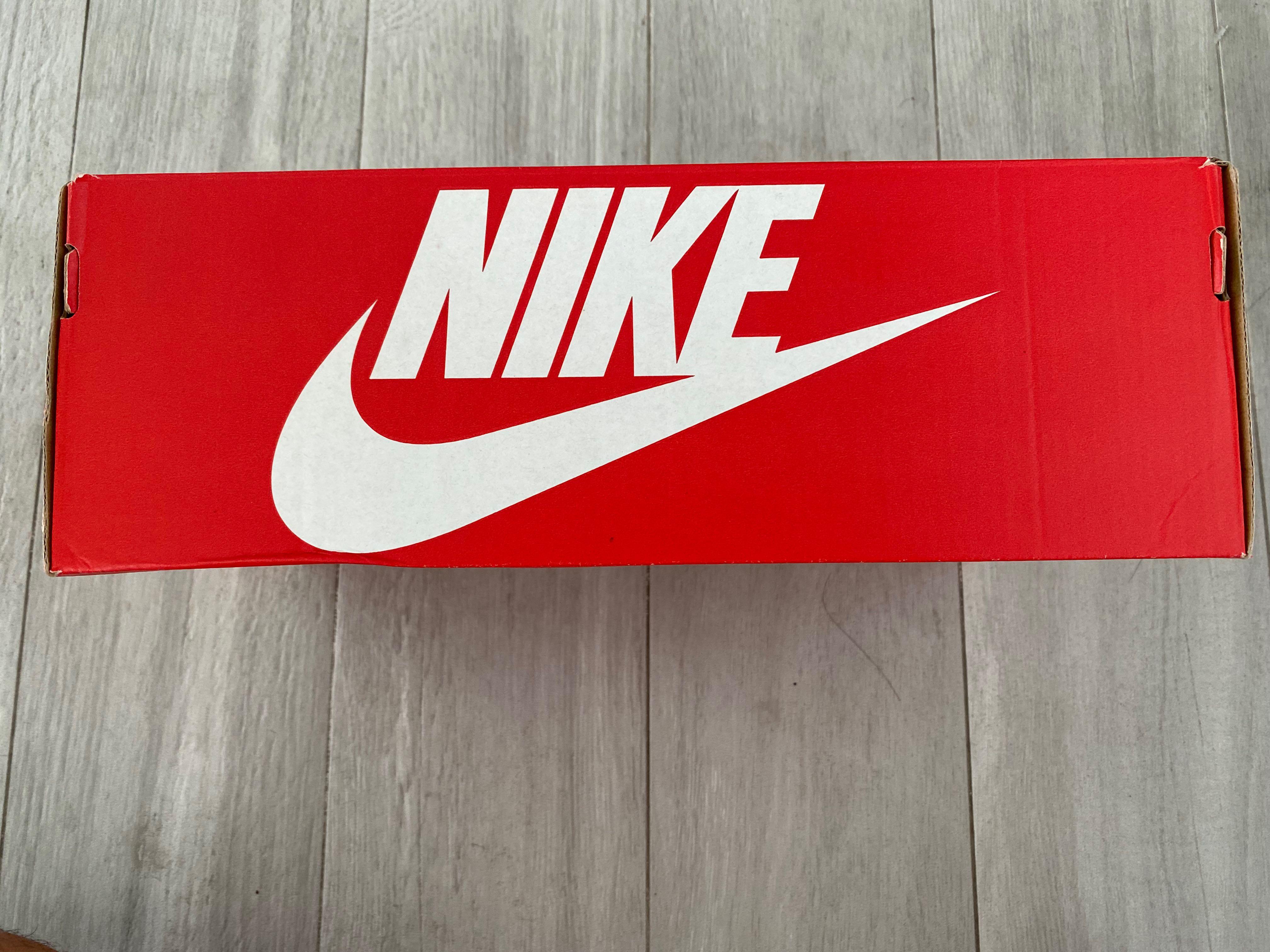 Red nike deals shoe box