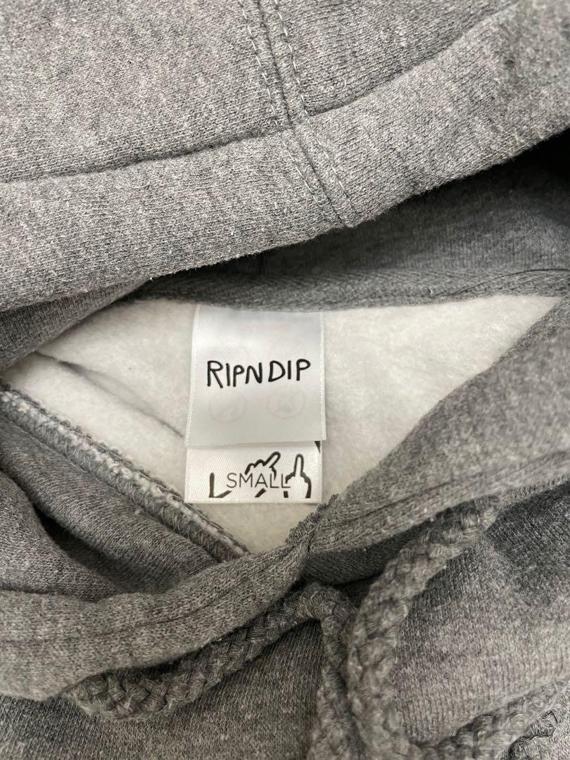 RipnDip （分類：運動服裝）位於 Hong Kong。 由 mmccmcmc1201 提交（商品編號 1132522909，圖片 3）。簡介： 衛衣99% 新，100%正版貨，購自香港代理，內有抓毛，男裝S , 我女仔著ok ,只著過1次，size: 手袖長62cm,衫長68cm,衫腳闊44cm,腋下闊54cm,膊頭位闊52cm。
