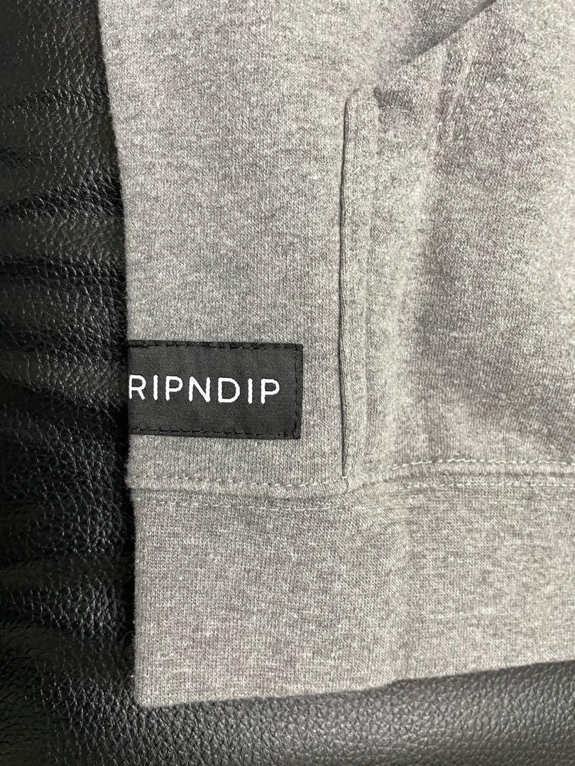 RipnDip （分類：運動服裝）位於 Hong Kong。 由 mmccmcmc1201 提交（商品編號 1132522909，圖片 5）。簡介： 衛衣99% 新，100%正版貨，購自香港代理，內有抓毛，男裝S , 我女仔著ok ,只著過1次，size: 手袖長62cm,衫長68cm,衫腳闊44cm,腋下闊54cm,膊頭位闊52cm。