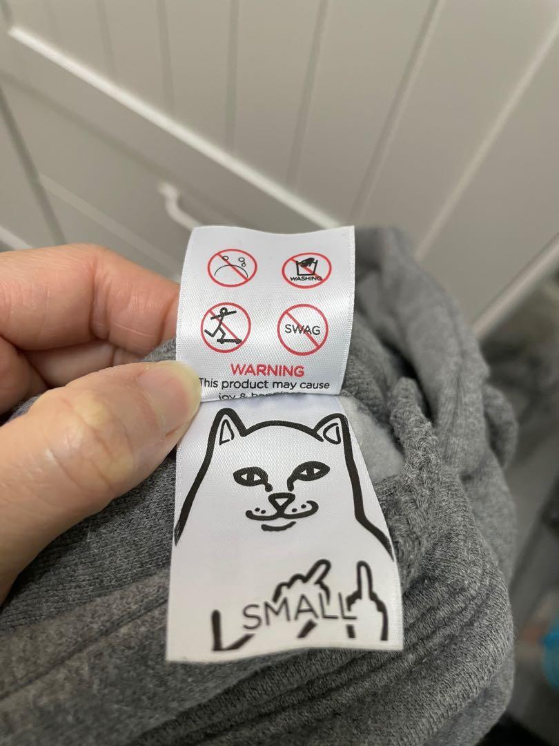 RipnDip （分類：運動服裝）位於 Hong Kong。 由 mmccmcmc1201 提交（商品編號 1132522909，圖片 7）。簡介： 衛衣99% 新，100%正版貨，購自香港代理，內有抓毛，男裝S , 我女仔著ok ,只著過1次，size: 手袖長62cm,衫長68cm,衫腳闊44cm,腋下闊54cm,膊頭位闊52cm。