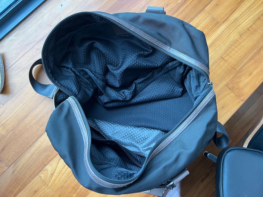 Tumi Gym bag, Men's Fashion, Bags, Belt bags, Clutches and Pouches on