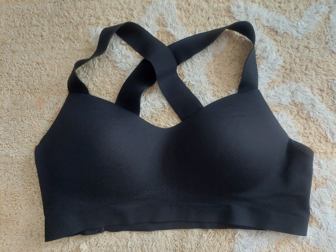 Uniqlo Sports Bra Seamless, Women's Fashion, Activewear on Carousell