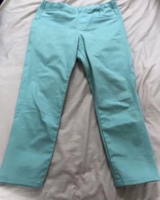 Uniqlo Teal Green Cropped Pants (Category: Other Bottoms) located in Quezon City. Submitted by mnlfashion (Listing ID 1132537376, Image 1). Description: Worn once 10/10 condition Authentic Uniqlo Has a stretchable waistline Shopee checkout available for cheaper sf .