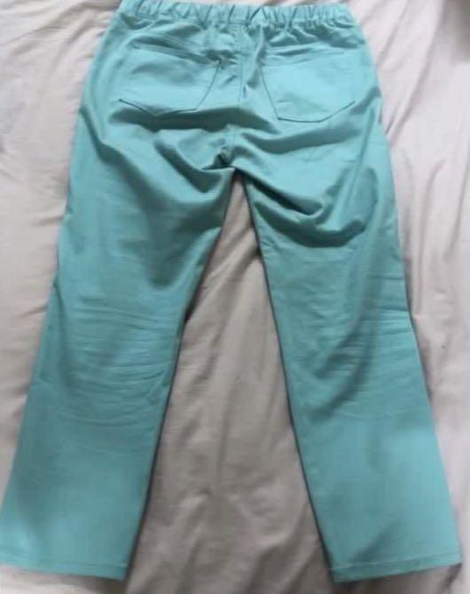 Uniqlo Teal Green Cropped Pants (Category: Other Bottoms) located in Quezon City. Submitted by mnlfashion (Listing ID 1132537376, Image 2). Description: Worn once 10/10 condition Authentic Uniqlo Has a stretchable waistline Shopee checkout available for cheaper sf .