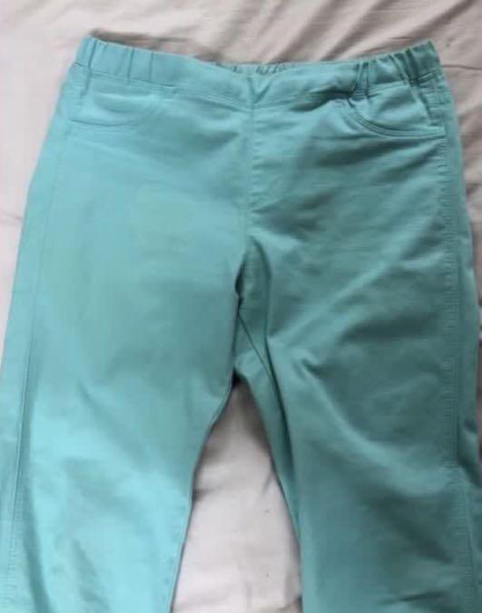 Uniqlo Teal Green Cropped Pants (Category: Other Bottoms) located in Quezon City. Submitted by mnlfashion (Listing ID 1132537376, Image 3). Description: Worn once 10/10 condition Authentic Uniqlo Has a stretchable waistline Shopee checkout available for cheaper sf .