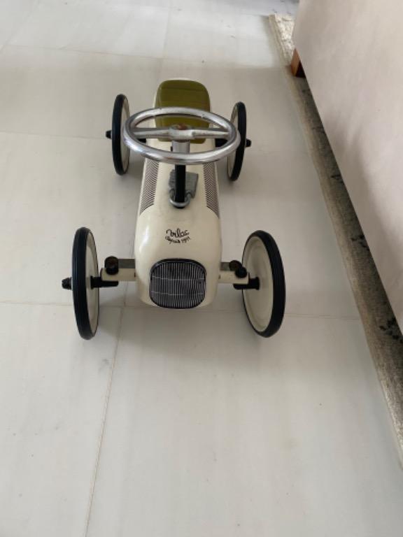 White company outlet ride on car